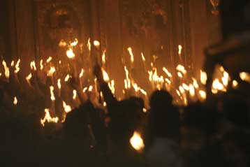 Στην Ελλάδα το απόγευμα του Μ.Σαββάτου το Αγιο Φως