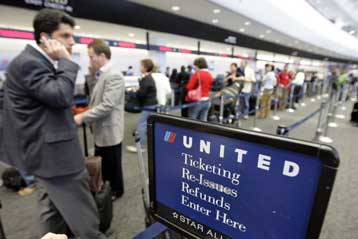 Και η United Airlines θα χρεώνει διπλό εισιτήριο στους υπέρβαρους επιβάτες