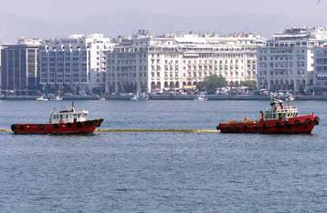 Φορτηγό πλοίο υπό τουρκική σημαία προσάραξε έξω από λιμάνι της Θεσσαλονίκης