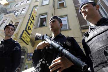 Μπαράζ διώξεων κατά Κούρδων πολιτικών στην Τουρκία