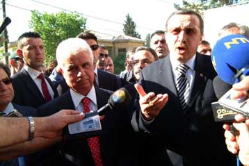 Στις κάλπες Τουρκοκύπριοι και έποικοι των Κατεχομένων για τη νέα «κυβέρνηση»