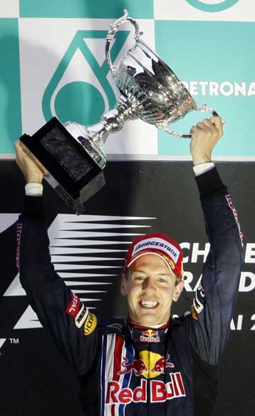 Nίκη υπό βροχή στη F1 για τον Γερμανό Φέτελ της Redbull