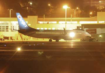 Ένοπλος κρατά ομήρους τα μέλη πληρώματος πολιτικού αεροσκάφους στη Τζαμάικα