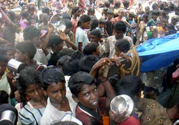 Χιλιάδες άμαχοι εγκαταλείπουν προπύργιο των Ταμίλ στη Σρι Λάνκα