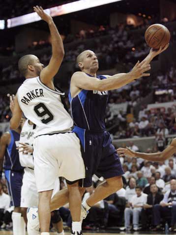 Εύκολο 1-1 για τους Σπερς επί των Μάβερικς, ισοφάριση με άγχος στη Βοστώνη