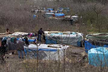 Δεκάδες συλλήψεις μεταναστών σε επιχείρηση-«σκούπα» στο λιμάνι του Καλαί