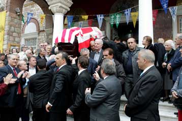 Το τελευταίο «αντίο» στο παλαίμαχο του Ολυμπιακού Μπάμπη Κοτρίδη