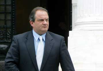 Οικονομία και σκάνδαλα πλήττουν την ελληνική κυβέρνηση, λέει ο Economist