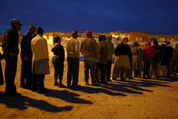 Στις κάλπες οι πολίτες της Ν.Αφρικής για την επικύρωση της εποχής Ζούμα