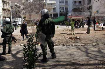 Νύχτα συγκρούσεων και πάλι στα Εξάρχεια