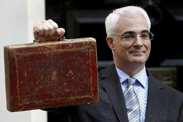 Δημόσιο χρέος-ρεκόρ και συρρίκνωση της βρετανικής οικονομίας έως 3,5% το 2009