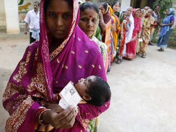 Ανοιξαν οι κάλπες στην Ινδία για τη δεύτερη φάση των εκλογών