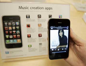 Τα iPhone και iPod φαίνεται να κρατούν την Apple μακριά από την οικονομική κρίση