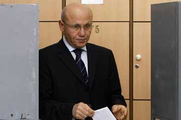 Υπό κηδεμονία Έρογλου ο Ταλάτ στις συνομιλίες για το Κυπριακό