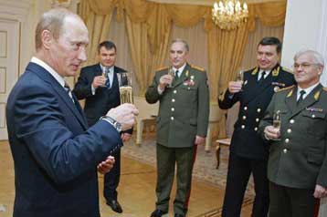 Ο Μεντβέντεφ… αποχαιρέτησε τον αρχηγό των μυστικών υπηρεσιών στρατού