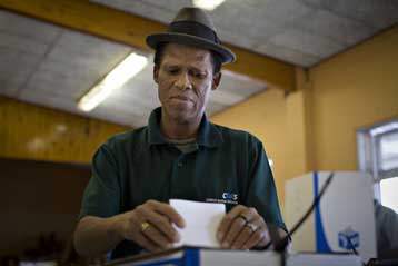 Κοντά στη πλήρη επικράτηση, το ANC παραμένει αντιμέτωπο με τα προβλήματα της χώρας