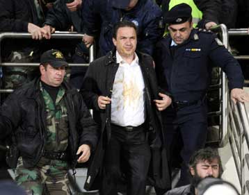 Ο Βατσινάς έδιωξε τον Δημούτσο από την προπόνηση του ΟΦΗ, επειδή έκανε προσφυγή