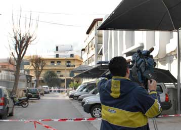 Πυροβολισμοί στον αέρα έξω από τον τηλεοπτικό σταθμό Alter