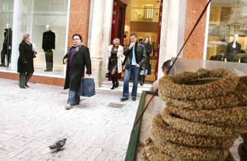 Αλλάζουν συνήθειες και συμπεριφορά οι Έλληνες, λόγω οικονομικής κρίσης