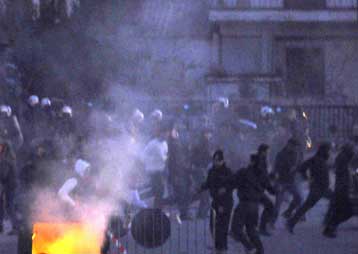 Επεισόδια και συλλήψεις στη Θεσσαλονίκη μεταξύ οπαδών Αρη και ΠΑΟΚ