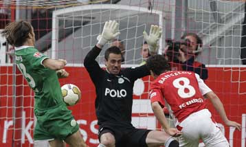 Πέταξε τα «δώρα» η Βόλφσμπουργκ και εξακολουθεί να αγωνιά