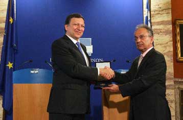 Εν μέσω αντιδράσεων η βράβευση του Ζοζέ Μπαρόζο από τη Βουλή και τον Δήμο Αθηναίων