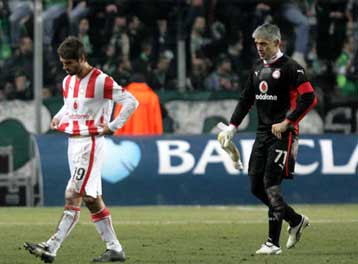 «Ναι» από Νικοπολίδη, «όχι» από Μενδρινό για τις ανανεώσεις στον Ολυμπιακό