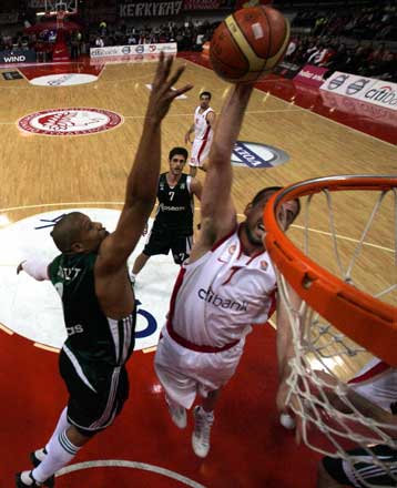 Με το… ζόρι πέτυχαν το 2-0 οι «αιώνιοι» στα πλέι οφ της Α1