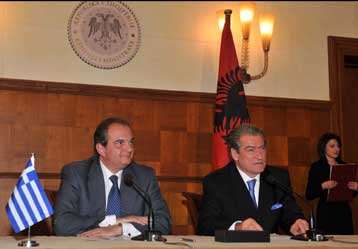 Θετικό το κλίμα στη συνάντηση Καραμανλή – Μπερίσα στα Τίρανα