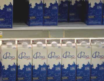 Σε θέση μάχης οι βιομηχανίες με φόντο τις μειώσεις τιμών στο γάλα