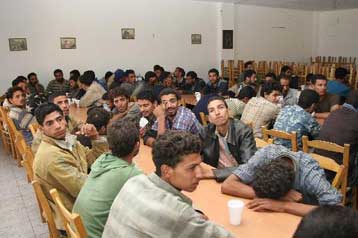 «Στρατόπεδο συγκέντρωσης» μεταναστών στον Ασπρόπυργο προωθεί η ΕΛ.ΑΣ.