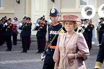 Αυτοκίνητο «εμβόλισε» την παρέλαση για τη βασίλισσα Βεατρίκη της Ολλανδίας