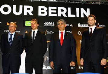 Παίκτες και κόουτς «φλέρταραν» με το τρόπαιο και έδωσαν ραντεβού μαζί του στο… παρκέ