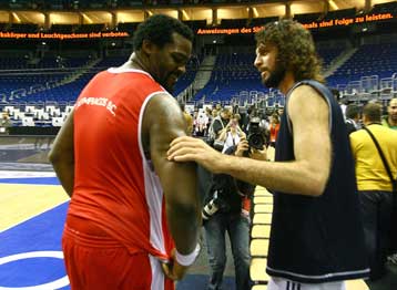 Συνάντηση «αιωνίων» στο παρκέ του O2 World πριν την… μάχη