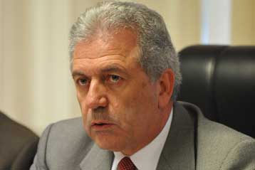 Αιφνιδιαστική επίσκεψη Αβραμόπουλου στο Τζάνειο Νοσοκομείο