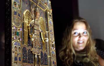 Βυζαντινά κειμήλια από το Αγιον Όρος εκτίθενται στην Πόλη του Φωτός