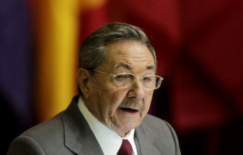 Αναβάλλει την εφαρμογή του μέτρου των μαζικών απολύσεων ο Ρ.Κάστρο