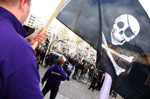 Ένοχοι οι ιδιοκτήτες του  Pirate Bay - Απειλή Μπλακάουτ στην Ευρώπη