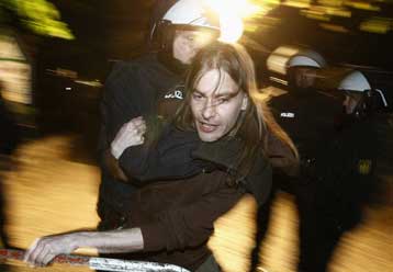 Συγκρούσεις μεταξύ διαδηλώτων και αστυνομικών σε Βερολίνο και Κωνσταντινούπολη