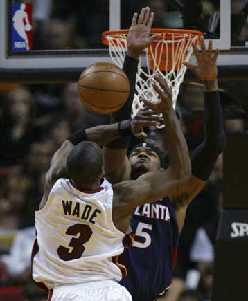 Αστραψε ο Ουέιντ, αλλά 7ο ματς για Μαϊάμι και Ατλάντα