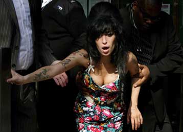 Ξανά στο νοσοκομείο η Έιμι Γουαϊνχάουζ, η οποία βρίσκεται στη Σάντα Λουσία