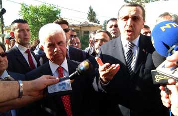 Με διακοπή των συνομιλιών για το Κυπριακό απειλεί ο Ντερβίς Έρογλου