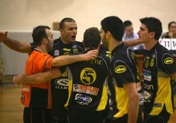 Με… σπάσιμο έδρας απάντησε ο Αρης στον Φοίνικα Σύρου