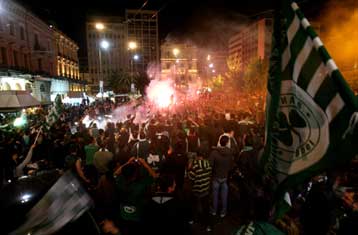Πανηγυρισμοί χιλιάδων οπαδών του Παναθηναϊκού στο… γνωστό στέκι