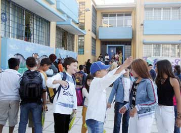 Απλήρωτες και ανασφάλιστες οι καθαρίστριες των δημόσιων σχολείων