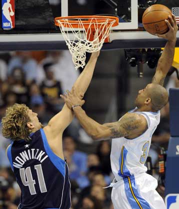 Στα ημιτελικά οι Χοκς, προβάδισμα για τους Νάγκετς