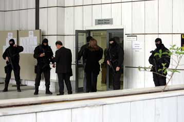 Με την παραίτηση της συζύγου του ειδικού φρουρού συνεχίστηκε η δίκη για τα Ζωνιανά