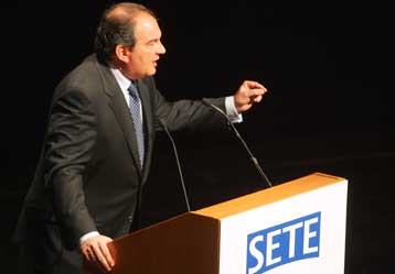 Να μειώσουν τις τιμές κάλεσε ο Κώστας Καραμανλής τους ξενοδόχους