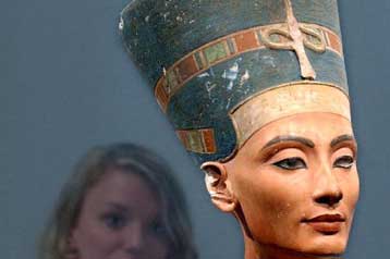 Πλαστή (;) η προτομή της Νεφερτίτης στο Βερολίνο