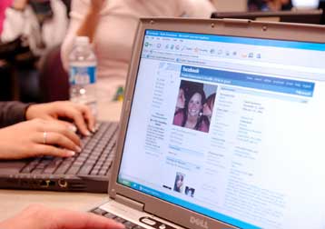 Ρομπότ ανοίγει προφίλ στο Facebook και ζητά φίλους